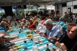 Tous les randonneurs se retrouvent autour d'un bon repas